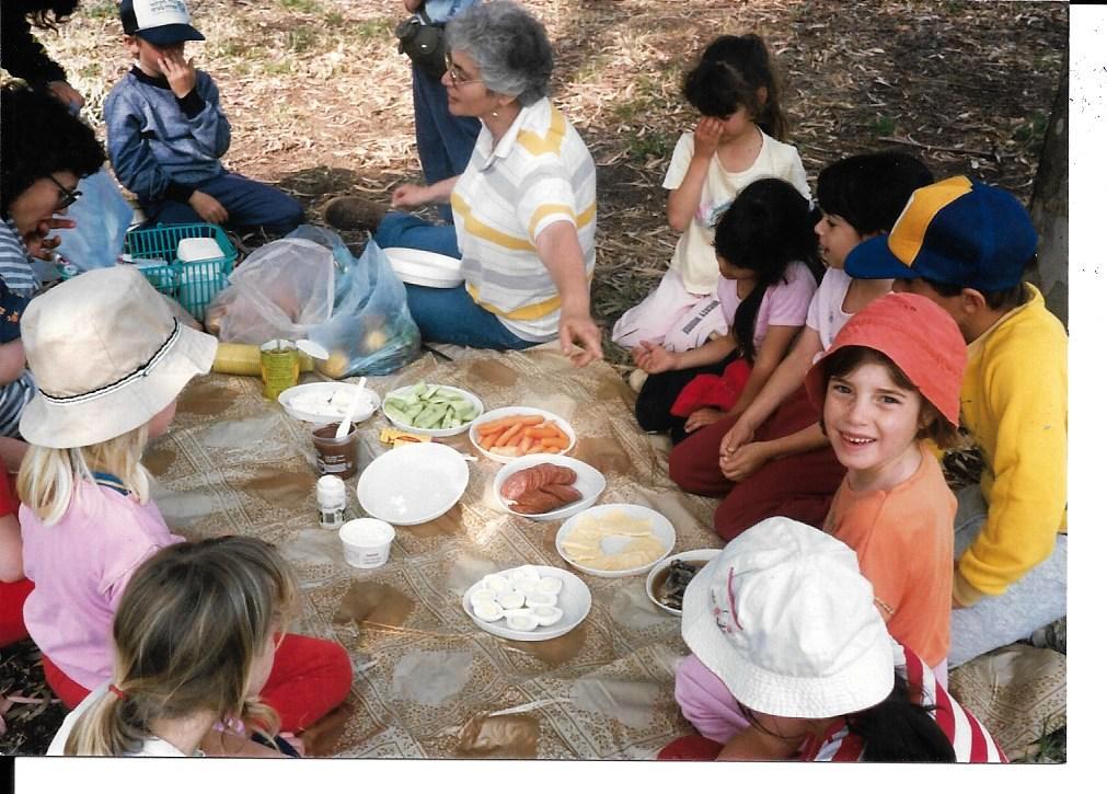 אלבום 183 כתת צנובר-הרדוף-אנפה 1988 - 14. ארוחת בוקר בהגושרים עם המורה דליה וינמן 1988.jpg אלבום 183 כתת צנובר-הרדוף-אנפה 1988 - 14. ארוחת בוקר בהגושרים עם המורה דליה וינמן 1988.jpg