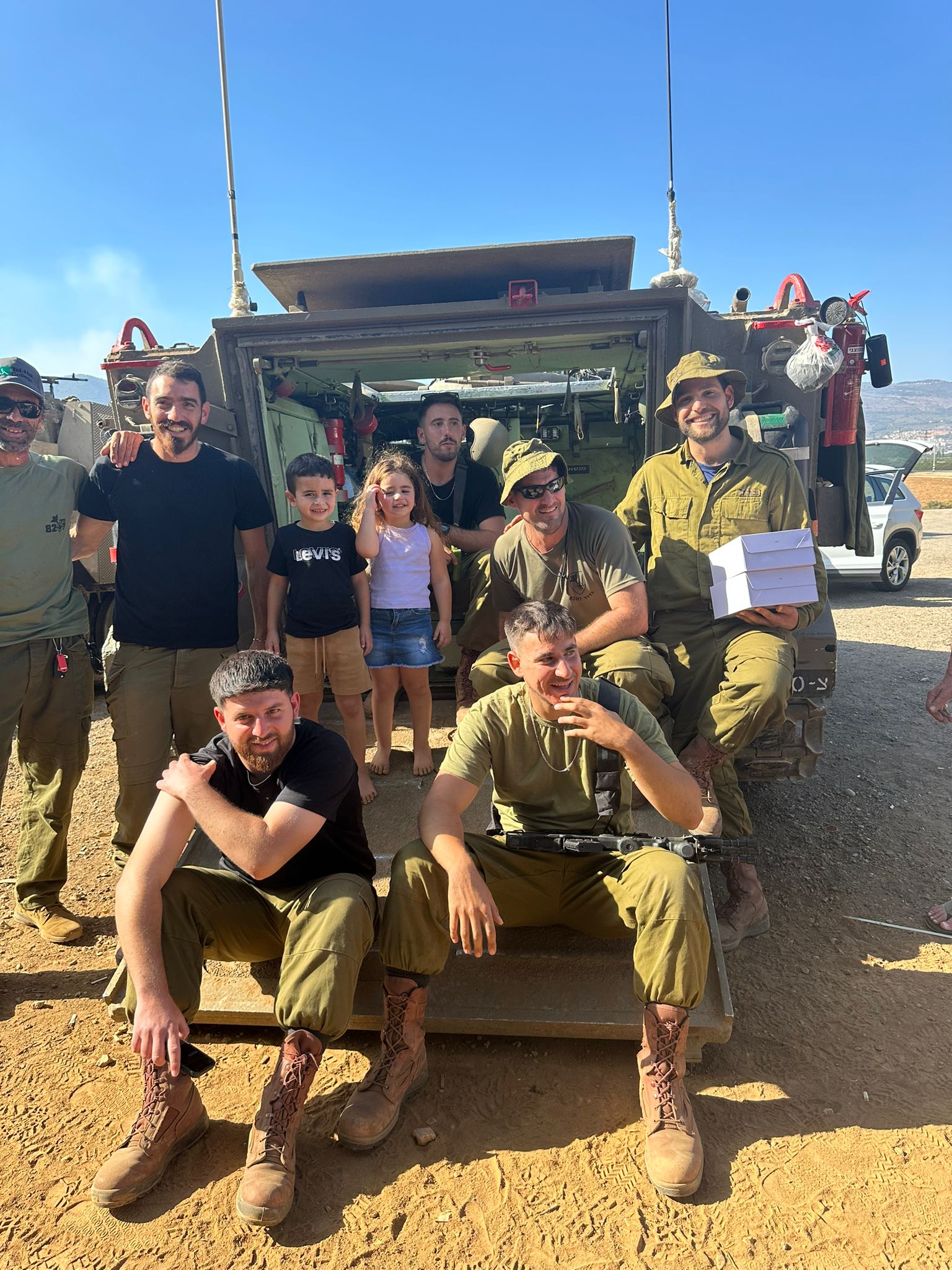 הנעורים במבצע עוגיות ופיצות לחיילים - 1.jpg