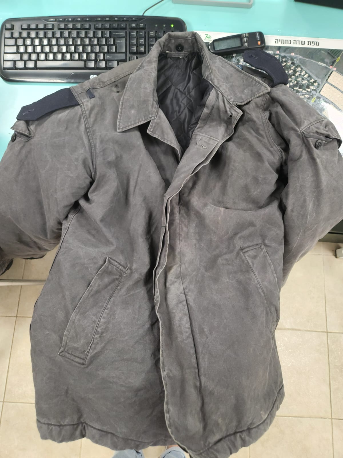 מי מתגעגע למעיל הזה שנמצא בחמל כבר שבוע.jpg