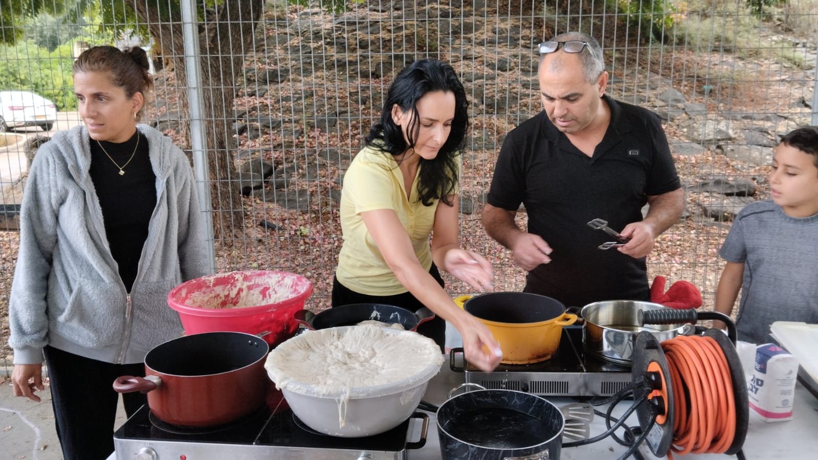 הכנת ספינג׳ים לחיילים - פעילות לבית ילדים מיטל ודודי סיסו, מורן אוחנה