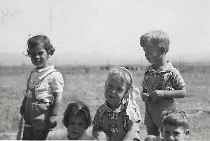 מימין מרדכי, גדעון, יעקב, תמר וחיה 1942 014.jpg
