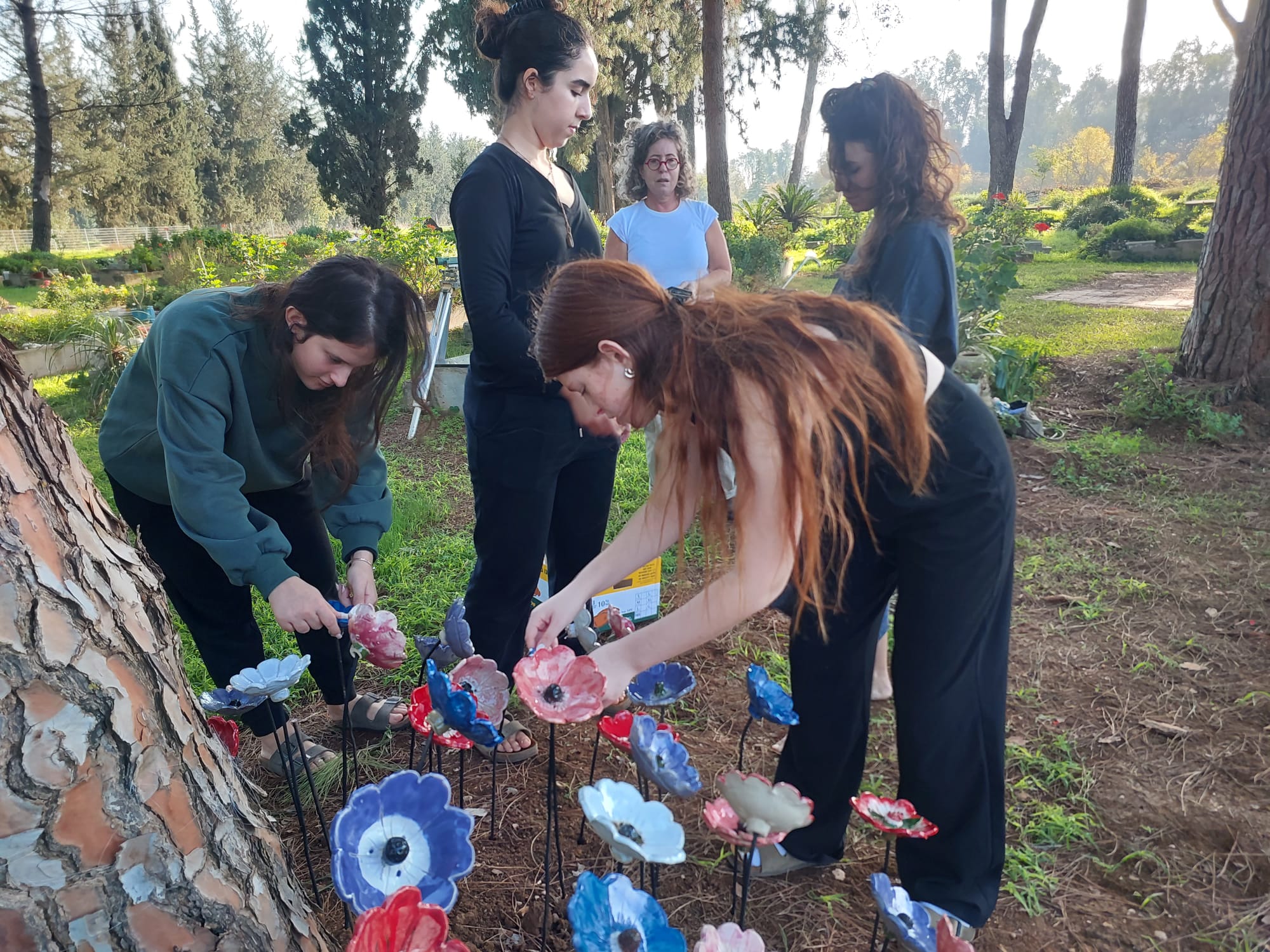 מיצב פרחי קרמיקה לזכר רגב אמר - צביה והנעורים  - 5.jpg