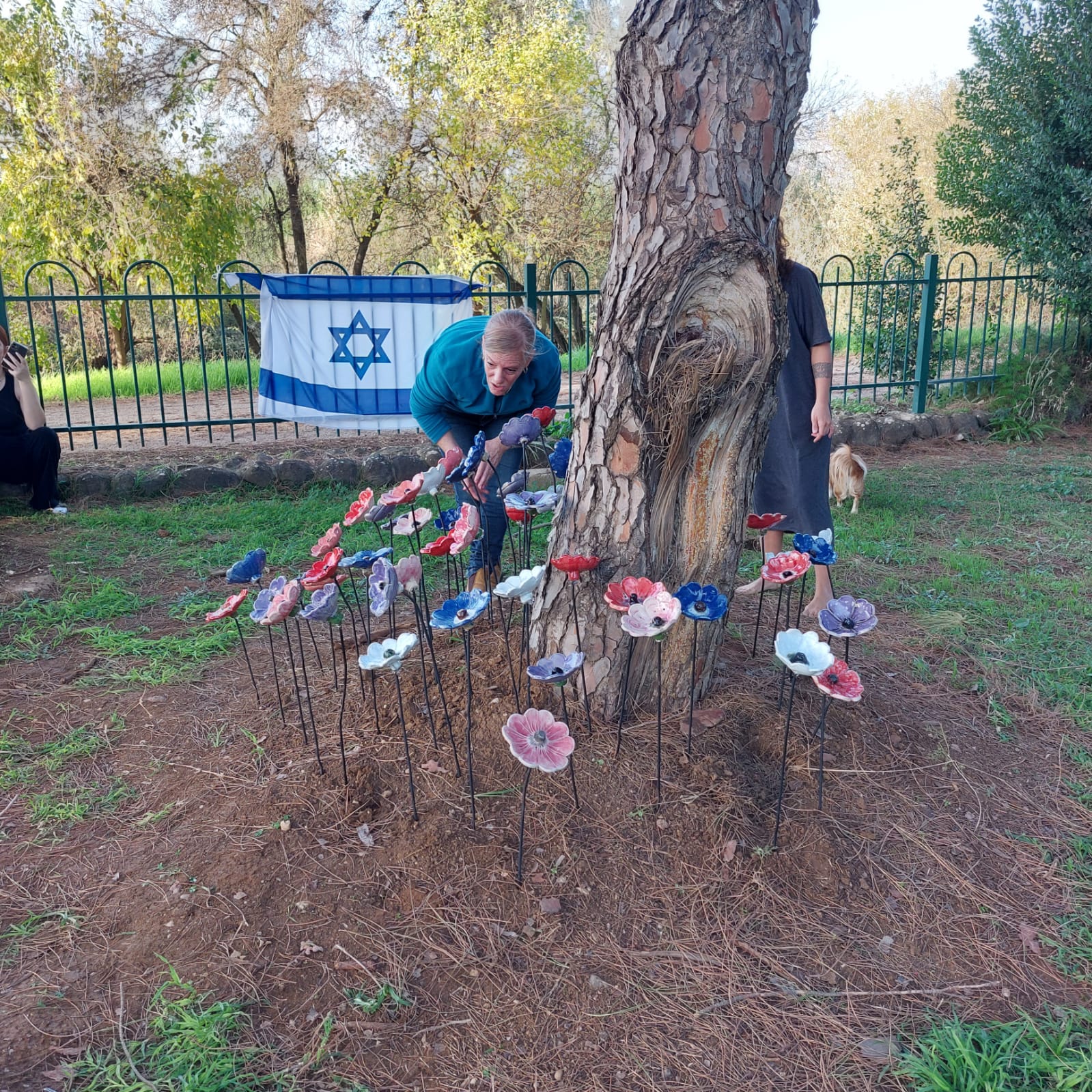 מיצב פרחי קרמיקה לזכר רגב אמר - צביה והנעורים  - 9.jpg
