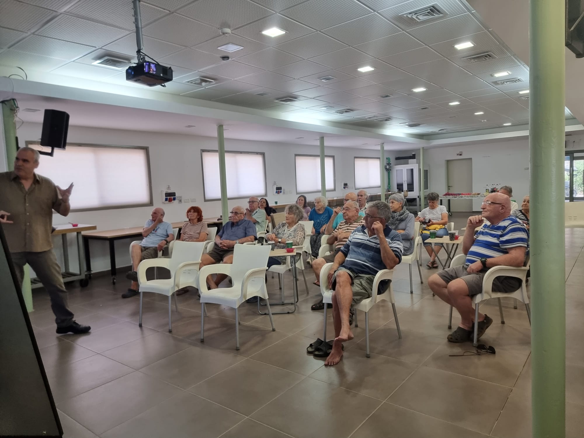 מפגש בית חם צילמה בת שבע רינגולד - צחי אוכלוציה יצירת שגרת חירום.jpg