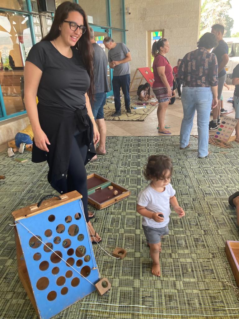 מפגש קהילתי בבית גבריאל יום ג  24-10 - צילום סיון מזרחי    מזי גולני, עתי גולני.jpg