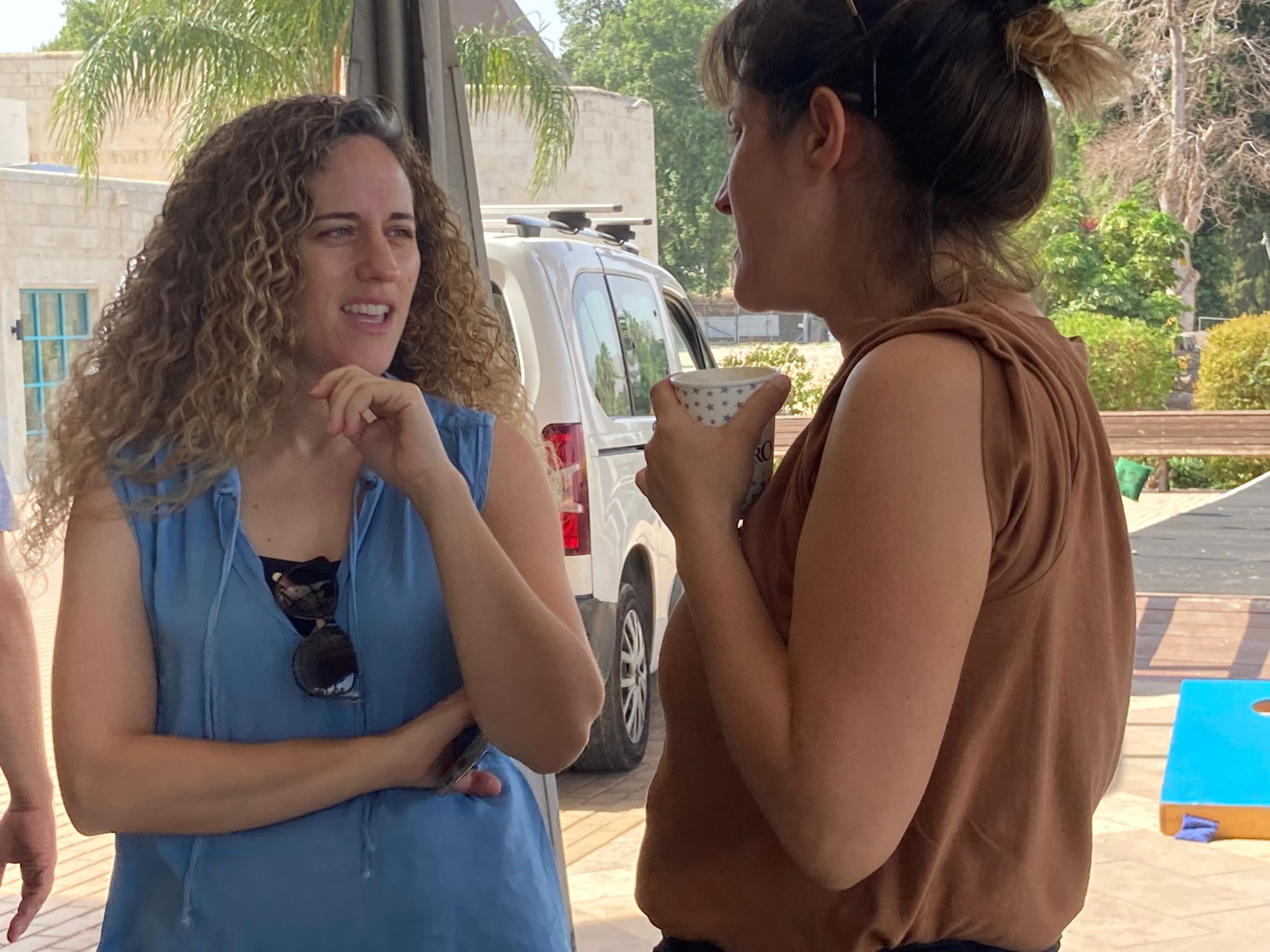 מפגש קהילתי בבית גבריאל יום ג  24-10 - צילום סיון מזרחי    ענבל גונן אוסנת אדלר.jpg