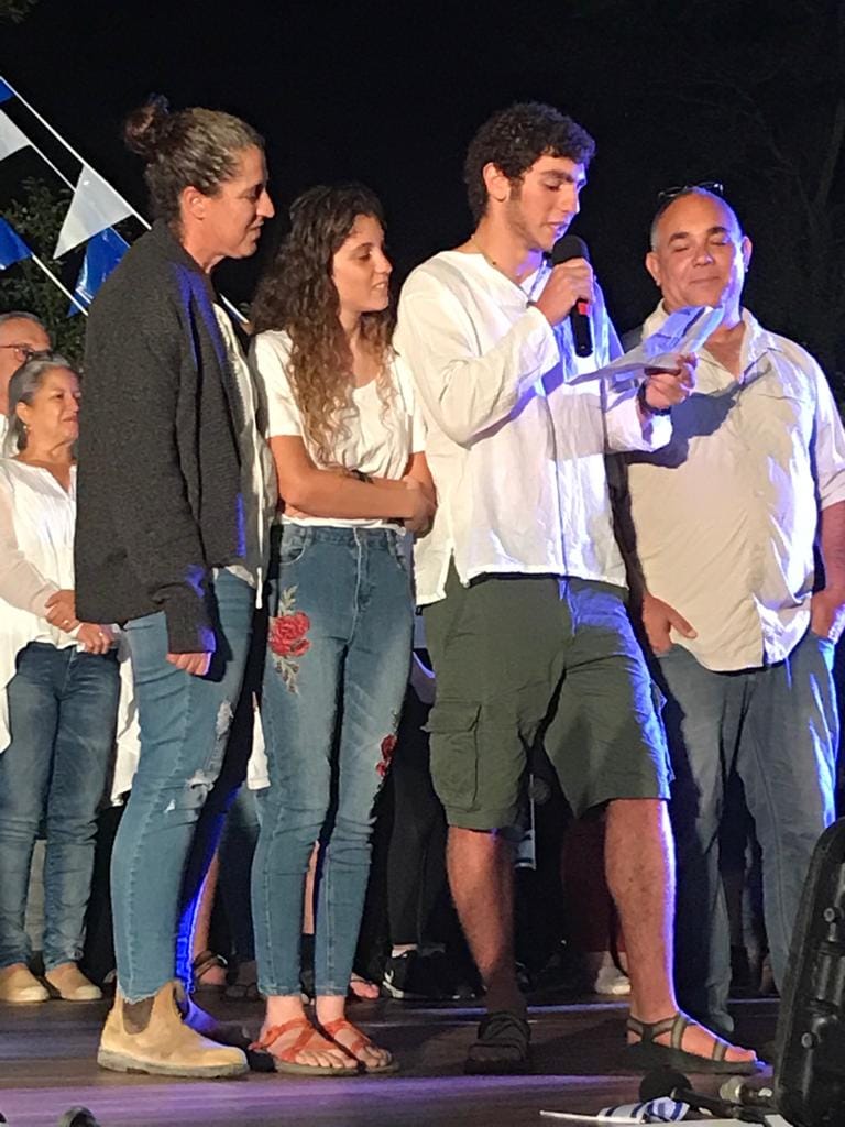 משפחת אמר מדליקה משואה בטקס יום העצמאות בשדה נחמיה 2019.jpg