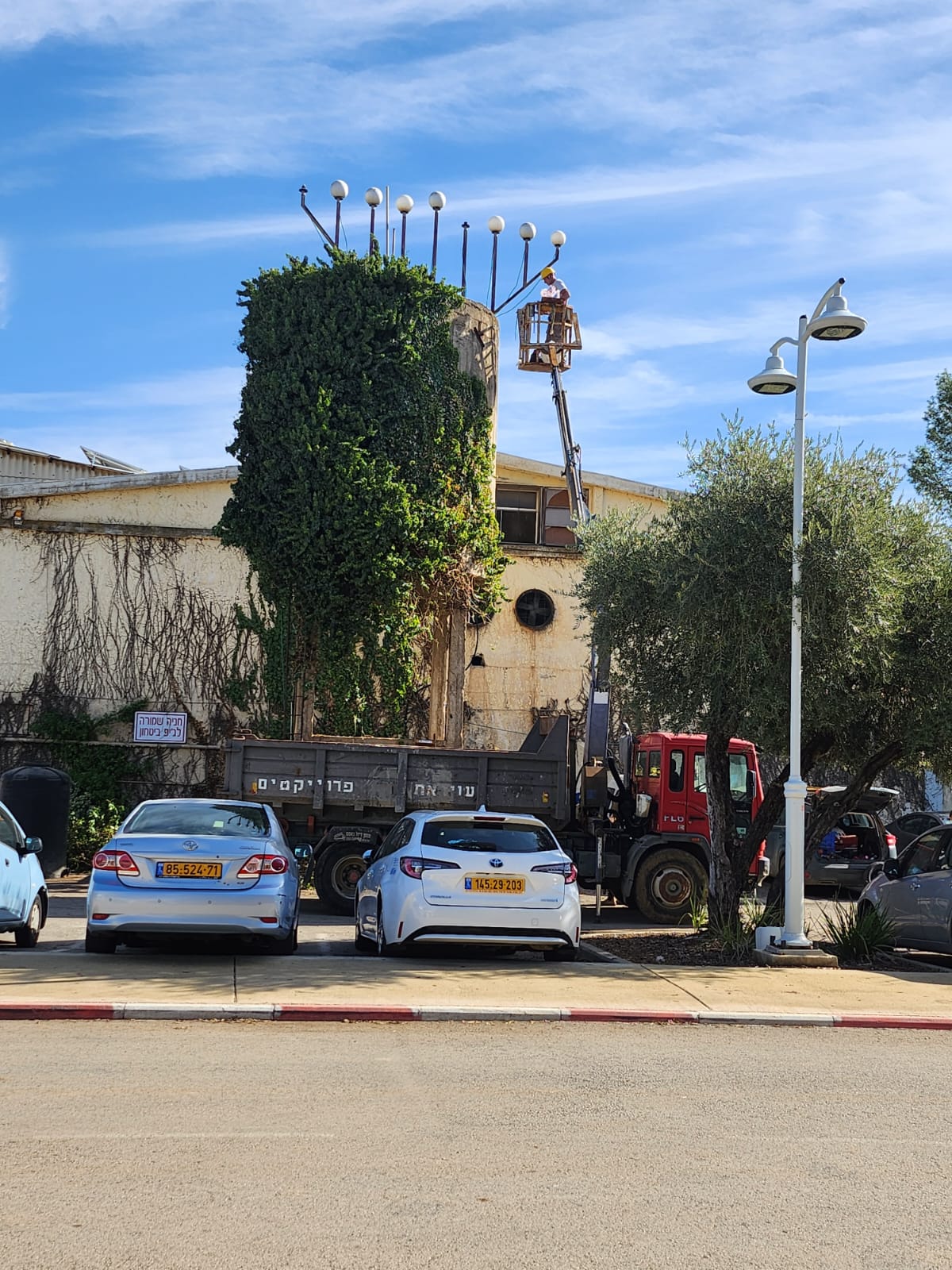 מתקנים את החנוכיה על מגדל המים 3.jpg