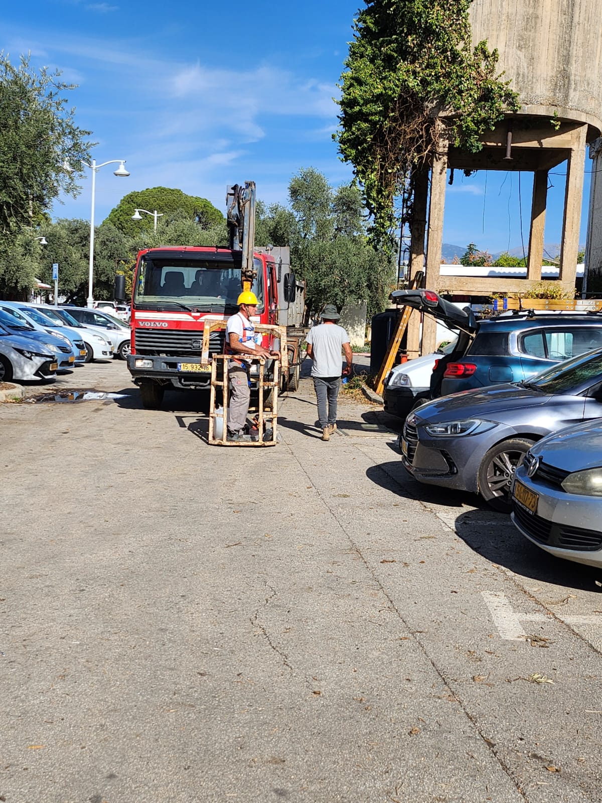 מתקנים את החנוכיה על מגדל המים.jpg
