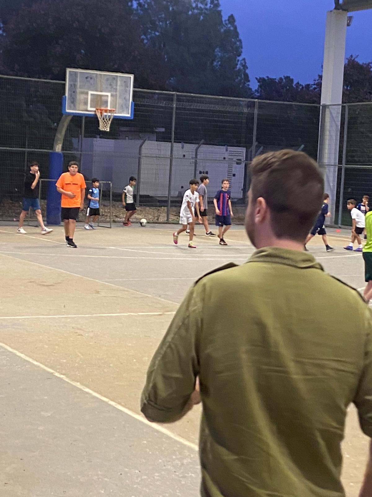 על מגרש הכדורסל יפעת 4.jpg
