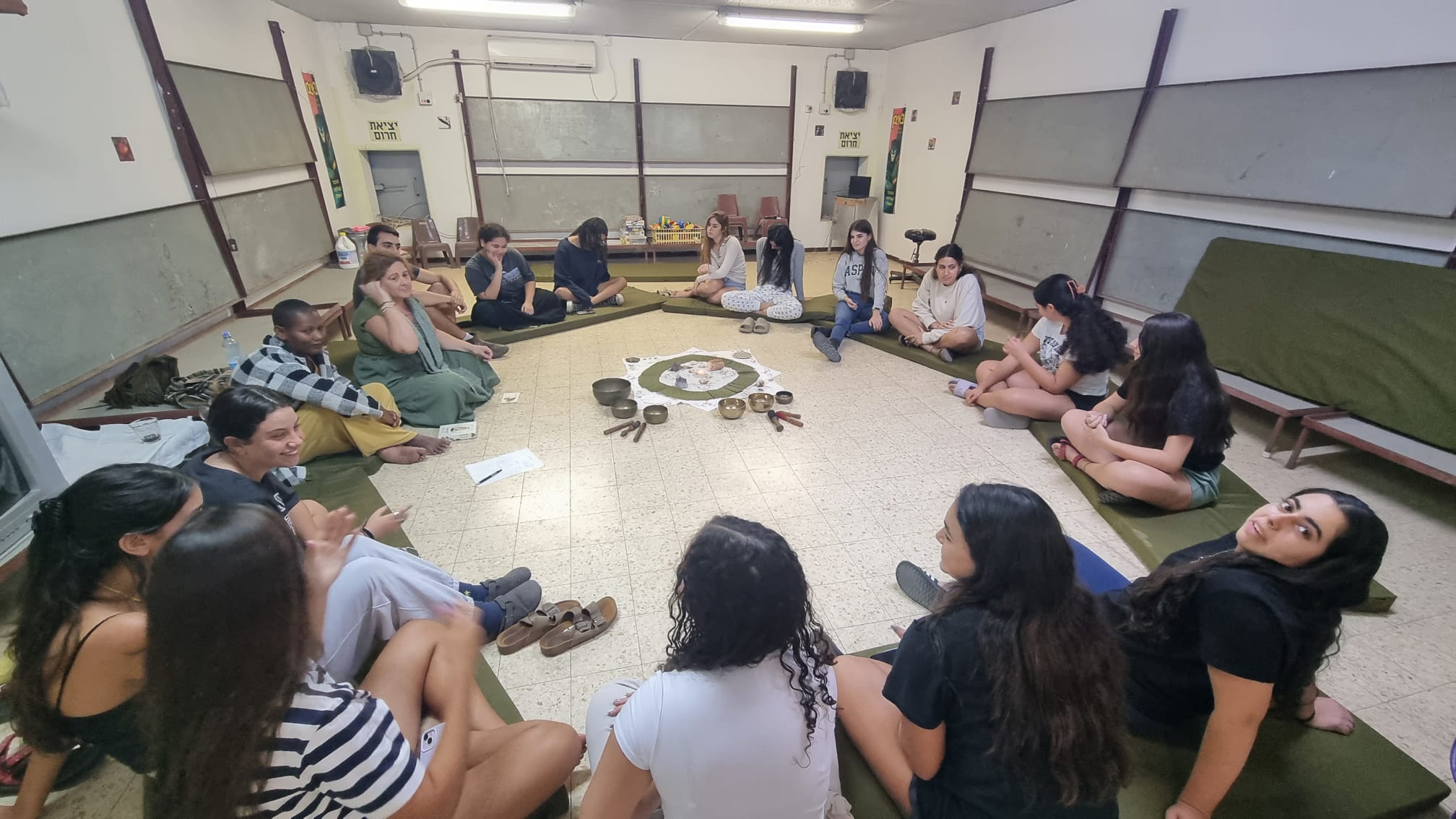 פעילות חינוכית -פעילות הנעורים במקלט עם אור שיינדלר צילמה מיטל לוטנר16.jpg