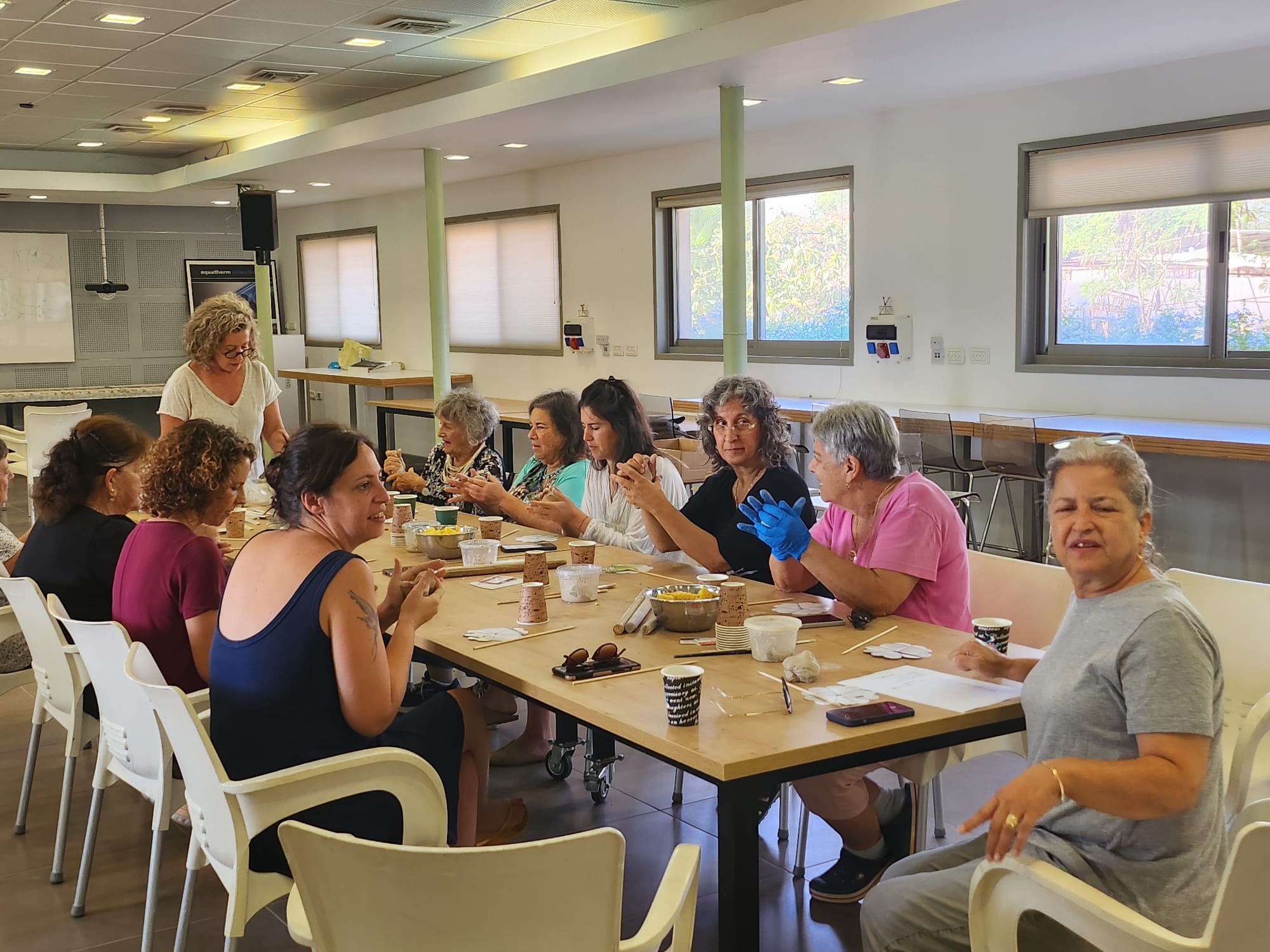 צביה קן מעבירה סדנה - יוצרים כלניות לבתי עלמין בעוטף - צילמה ורה מיכאלוביץ  - 10.jpg