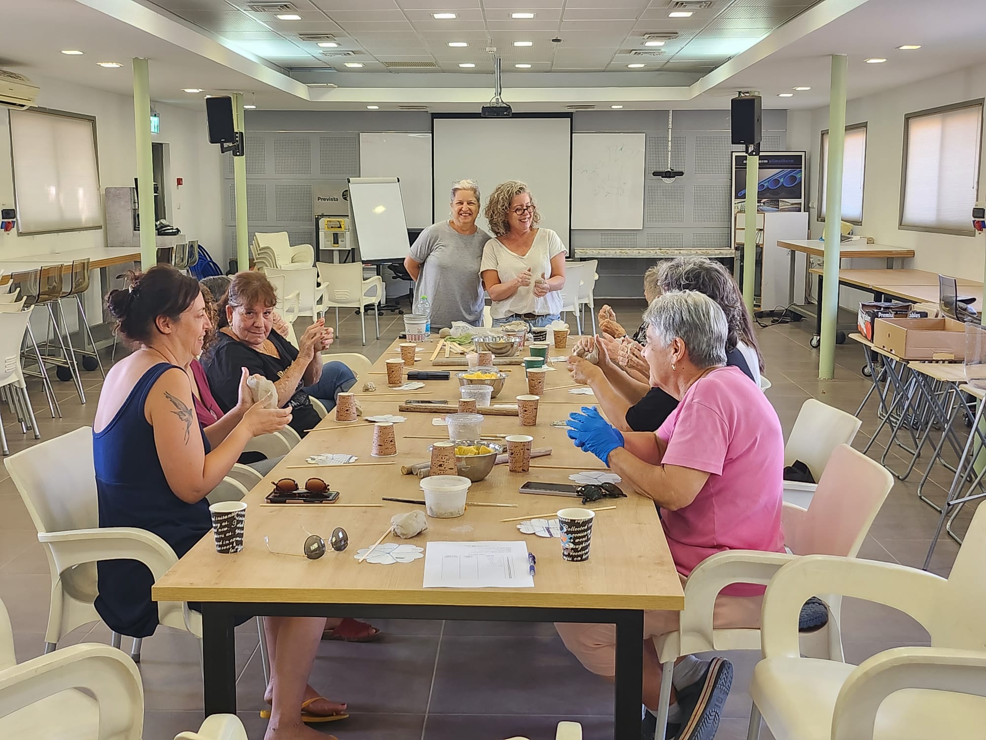 צביה קן מעבירה סדנה - יוצרים כלניות לבתי עלמין בעוטף - צילמה ורה מיכאלוביץ  - 7.jpg