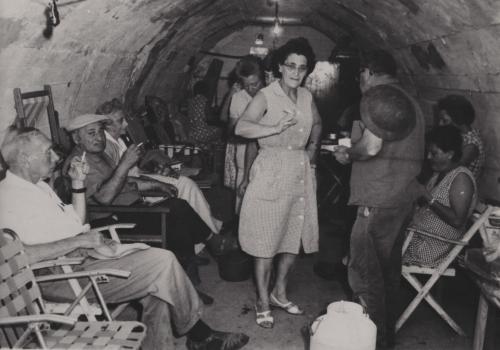 ציר זמ - במקלט במלחמת ששת הימים. אסתר שהם במרכז וחיה לוונו.jpg ציר זמ - במקלט במלחמת ששת הימים. אסתר שהם במרכז וחיה לוונו.jpg