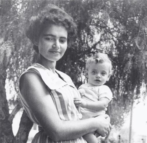 ציר זמ - דליה וינמן עם רעיה - צילום צבי אליאש 1961.jpg ציר זמ - דליה וינמן עם רעיה - צילום צבי אליאש 1961.jpg