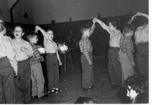 ציר זמ - חנוכה 1956 יעל משרדי, אירית פורטנוי, ענת יוגב, ידון ארד, גלעד פלד.jpg ציר זמ - חנוכה 1956 יעל משרדי, אירית פורטנוי, ענת יוגב, ידון ארד, גלעד פלד.jpg