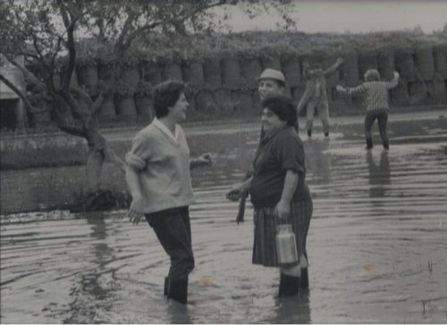 ציר זמ - מרים פרידמן ונעמי אברהמס בשיטפון הגדול 1963.jpg ציר זמ - מרים פרידמן ונעמי אברהמס בשיטפון הגדול 1963.jpg