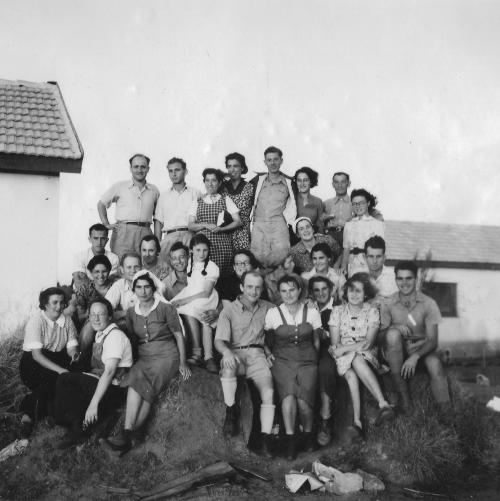 ציר זמ - 1938 נטעים צילום קבוצתי שוחזר עם חברים לחג ה 50.jpg ציר זמ - 1938 נטעים צילום קבוצתי שוחזר עם חברים לחג ה 50.jpg