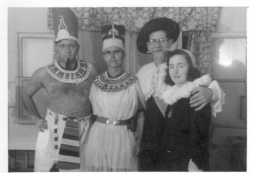 ציר זמ - 1949 פורים יוסף ווירה יעקובוביץ, אורי גורן, רות ארד.jpg ציר זמ - 1949 פורים יוסף ווירה יעקובוביץ, אורי גורן, רות ארד.jpg