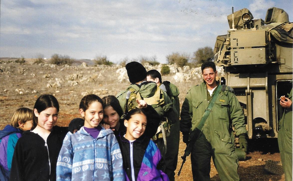 קיטנת דולב 1988 - 12. חלוקת סופגניות בבסיס רקפת בגולן במרכז ליטל ברזני ונועם שוהם.jpg קיטנת דולב 1988 - 12. חלוקת סופגניות בבסיס רקפת בגולן במרכז ליטל ברזני ונועם שוהם.jpg
