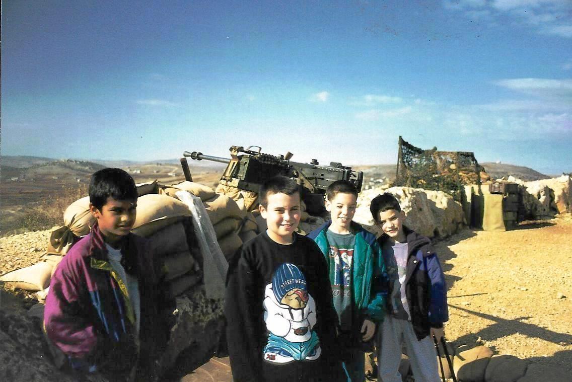 קיטנת דולב 1988 - 13. חנוכה חלוקת סופגניות בבסיס רקפת בגולן מימין עמית ודור וינמן, עמרי בכרך ושיר דגן.jpg קיטנת דולב 1988 - 13. חנוכה חלוקת סופגניות בבסיס רקפת בגולן מימין עמית ודור וינמן, עמרי בכרך ושיר דגן.jpg
