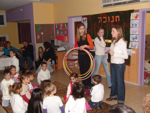 1124_חינוך - חג חנוכה - גן שיטה - 2004 - 15.JPG