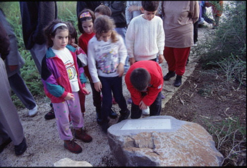 1365_חשיפת מצבה לזכר רפי רייס בגן רפי -  נעם שהם .jpg