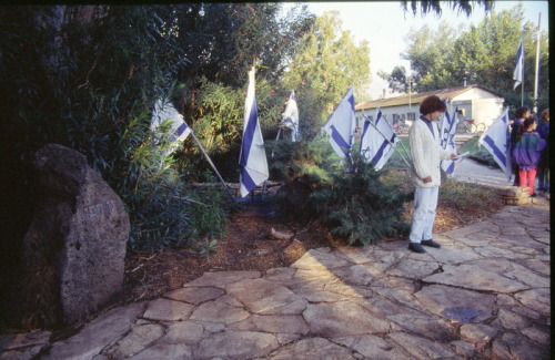 1369_חשיפת מצבה לזכר רפי רייס בגן רפי -  תמר לוי לד האבן.jpg