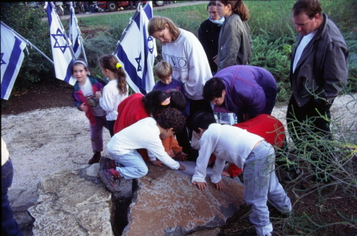 1376_חשיפת מצבה לזכר רפי רייס בגן רפי - ילדים ליד האבן.JPG