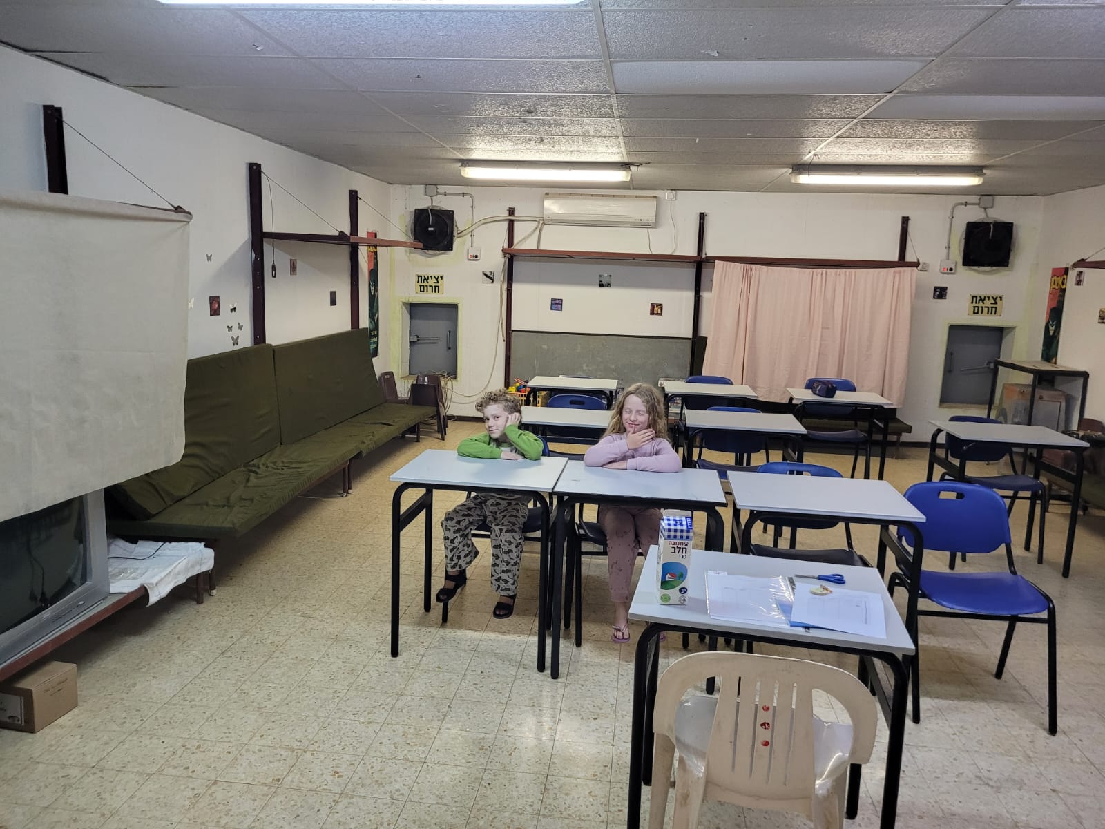 17-11-2023 - כיתות א-ד במקלט 1- רוני ואלו יוגב במקלט 1 - כחתת לימוד .jpeg