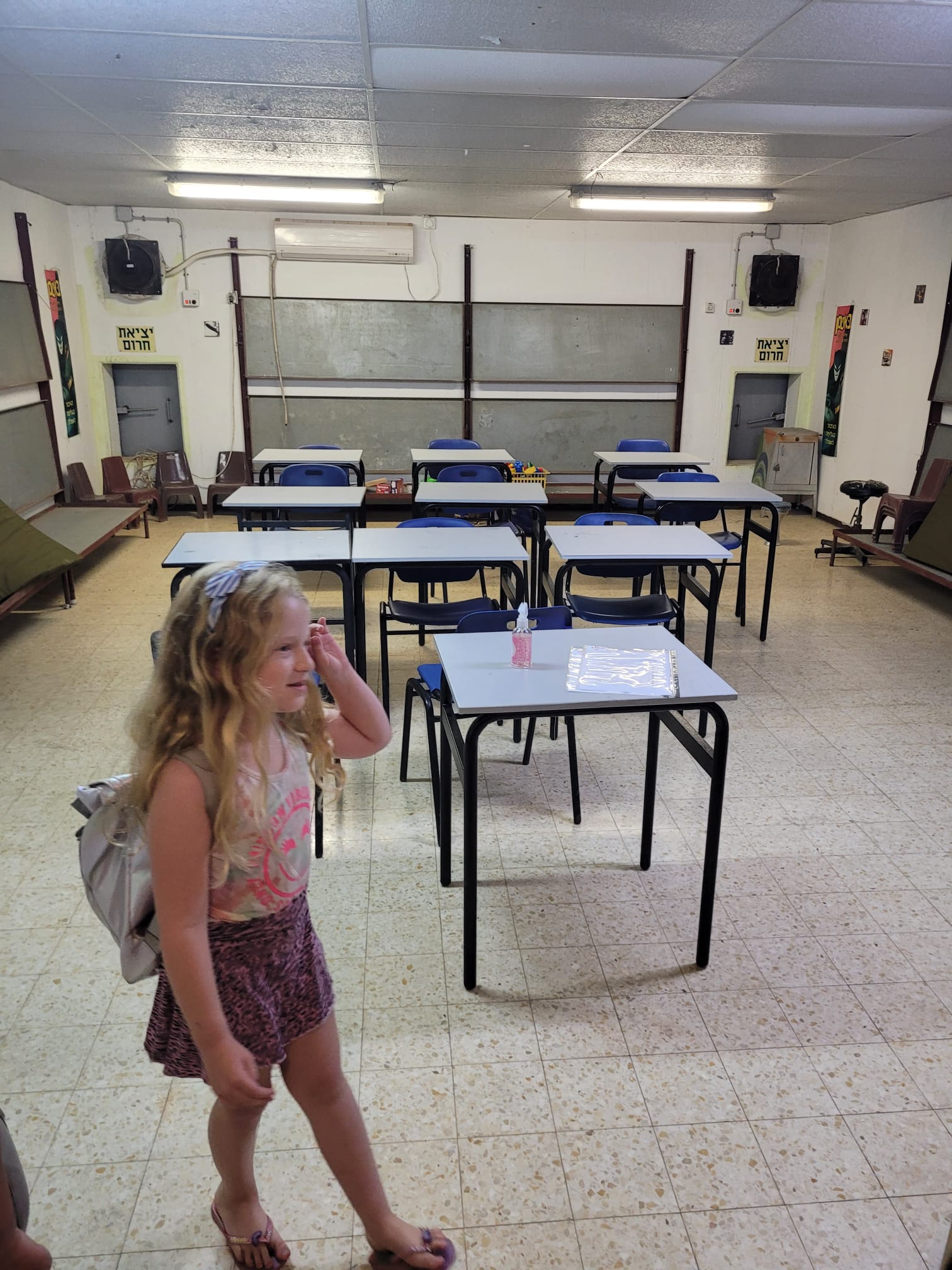 17-11-2023 - כיתות א-ד במקלט 1- רוני יוגב בכיתת מקלט כיתה ב.jpeg