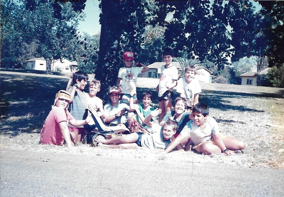 3.הבנים של כיתות נרקיס רקפת ברקע שיכון ה' מערב.jpg