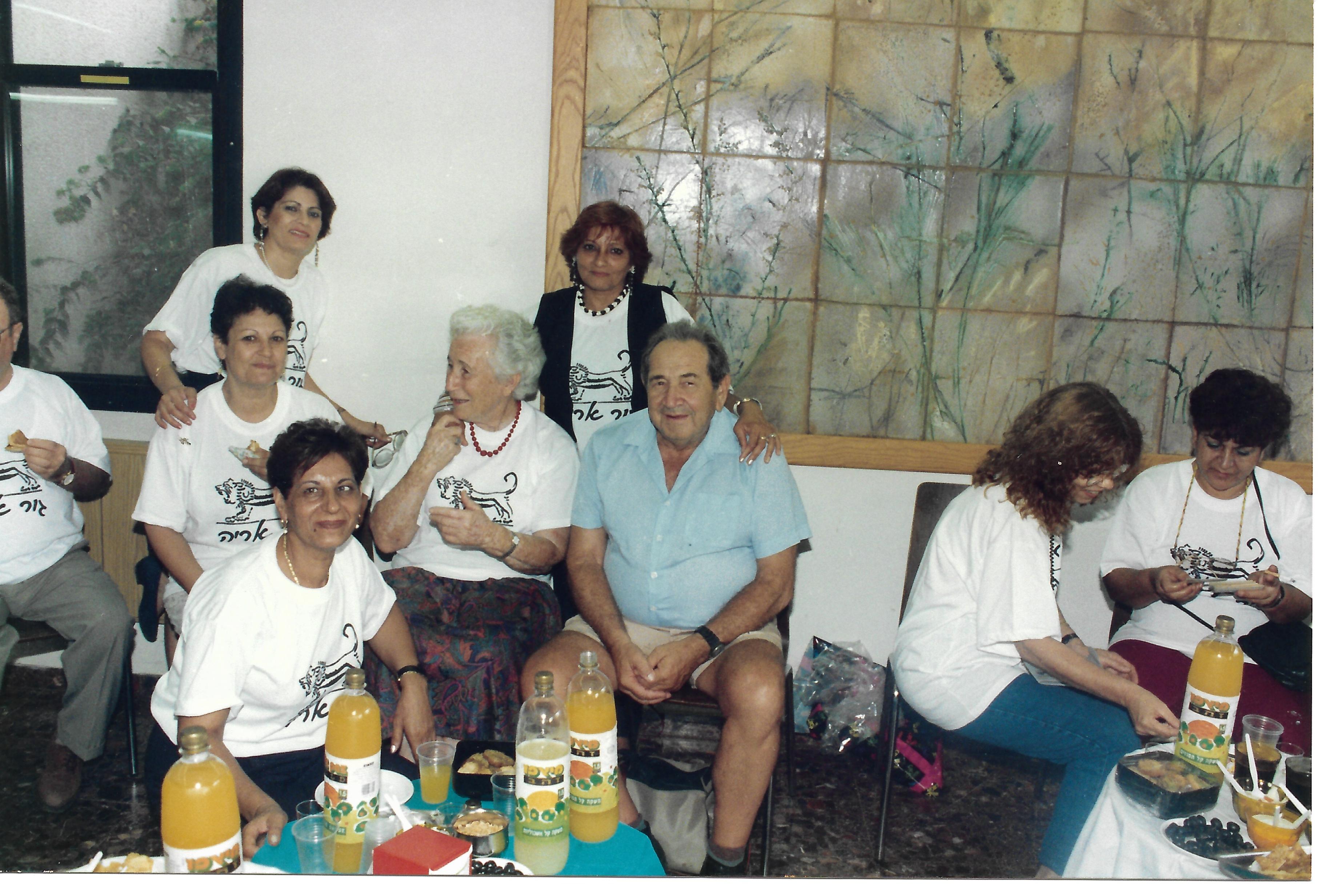 4. רות ושלמה קוגל עם הגורים 1994.jpg
