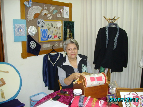 6164_מגדה עם חיוך עושה תחרה 8.12.2012.JPG