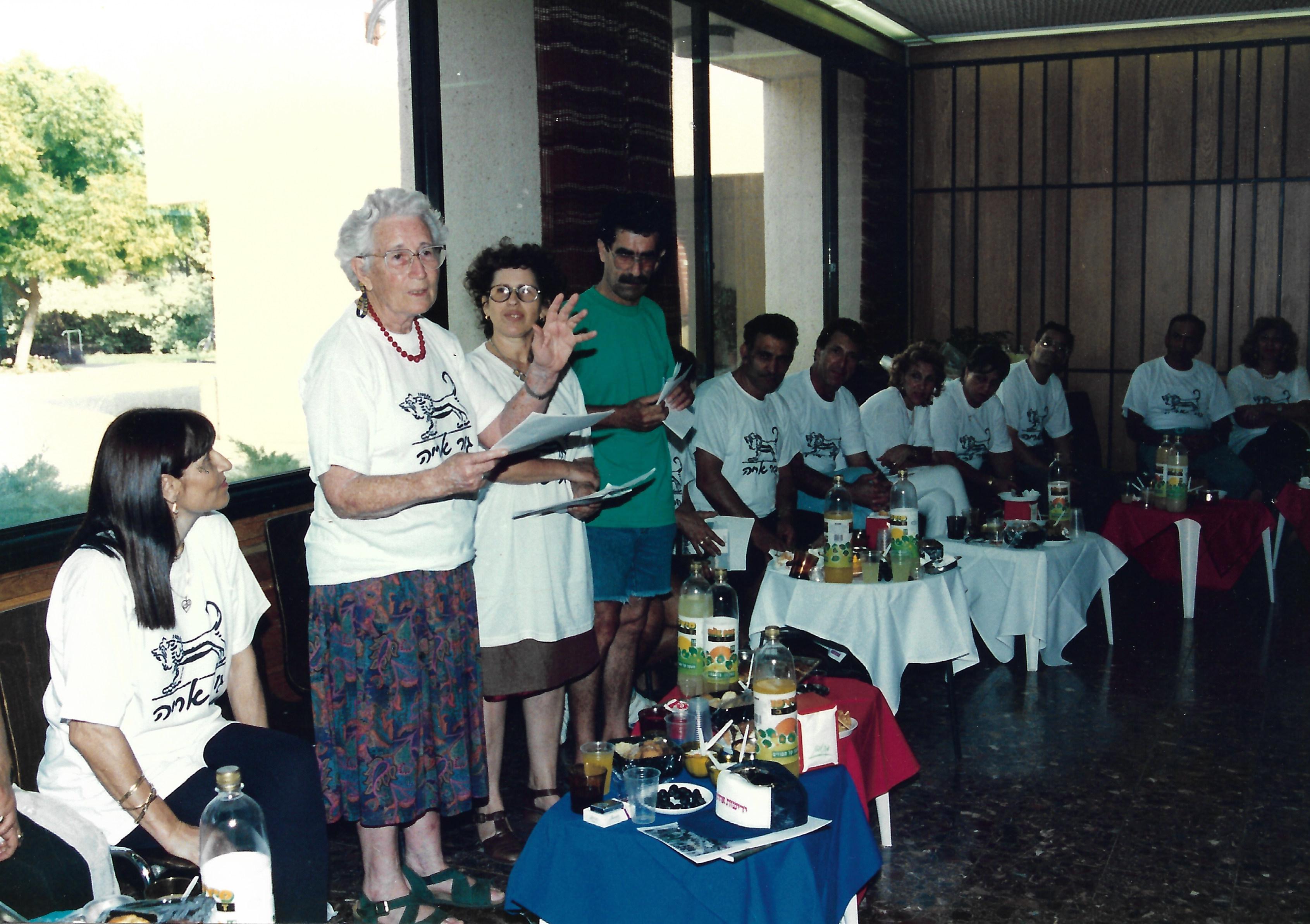 7. רות קגל, רחל מצר ונסים דהאן בחג 40 של הגורים -1994.jpg 7. רות קגל, רחל מצר ונסים דהאן בחג 40 של הגורים -1994.jpg