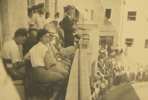 71_21_במלחמות -עצמות הצנחנים בבנייני המוסדות הלאומיים בירושליים משה שרת נואם 1952.jpg 71_21_במלחמות -עצמות הצנחנים בבנייני המוסדות הלאומיים בירושליים משה שרת נואם 1952.jpg