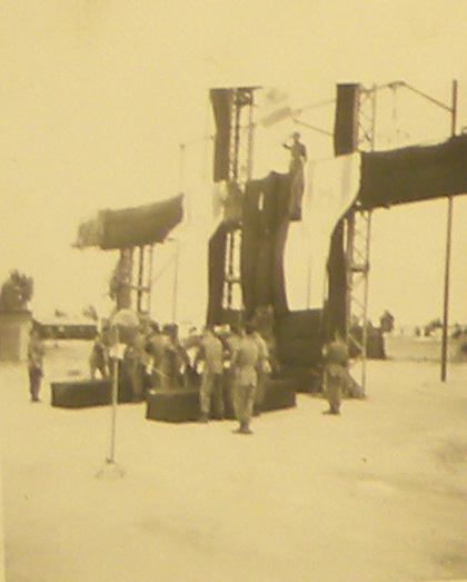 71_22_במלחמות -עצמות הצנחנים ביניהם רפי רייס מועלות ארצה משמר הכבוד בשדה התעופה 1952.jpg 71_22_במלחמות -עצמות הצנחנים ביניהם רפי רייס מועלות ארצה משמר הכבוד בשדה התעופה 1952.jpg