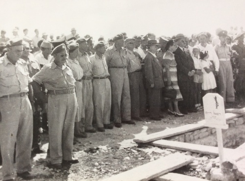 8034_הקבר הפתוח של רפי רייס בהר הרצל 1954.jpg