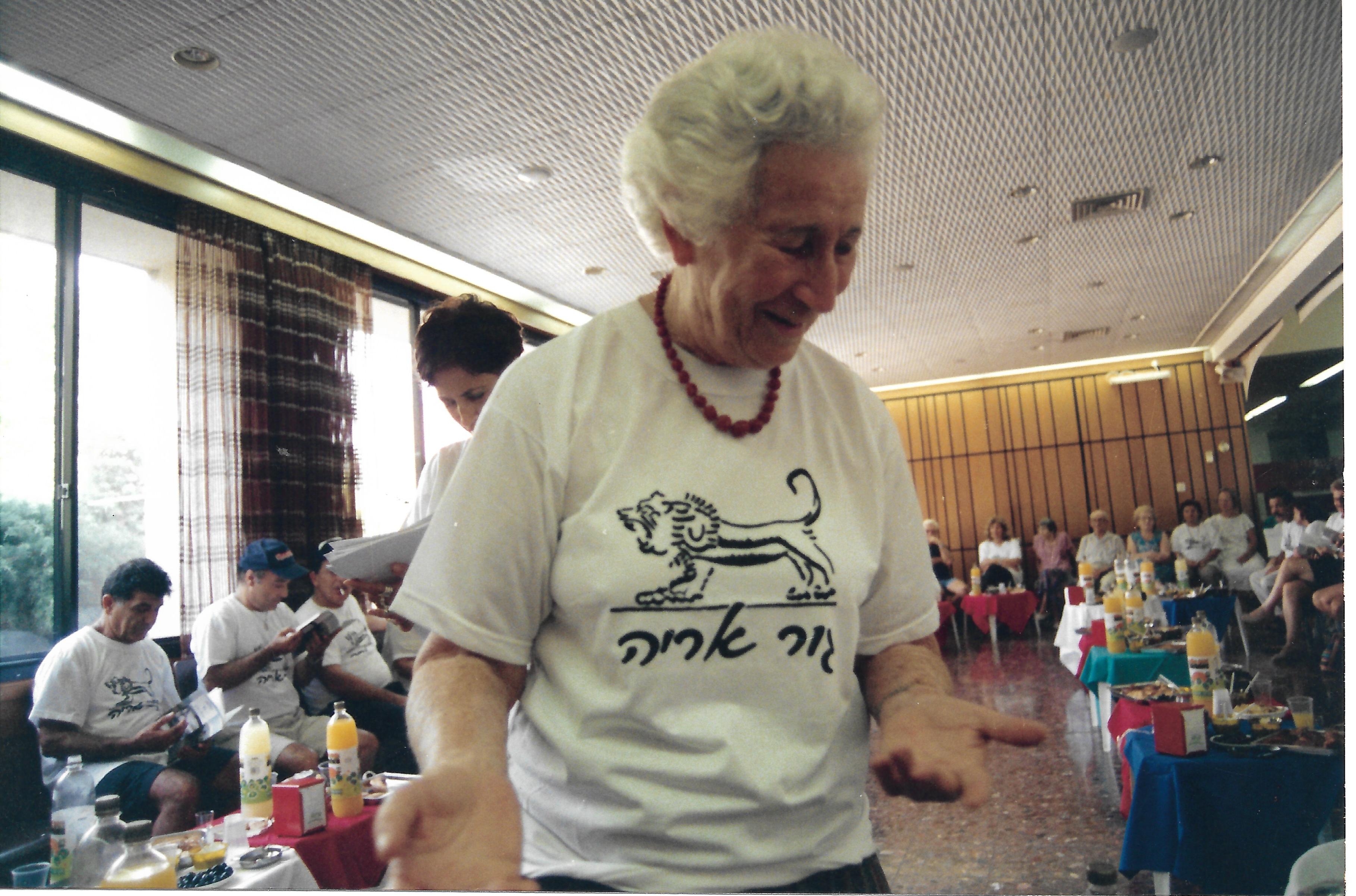 9. רות קוגל בחג של הגורים - 1994.jpg