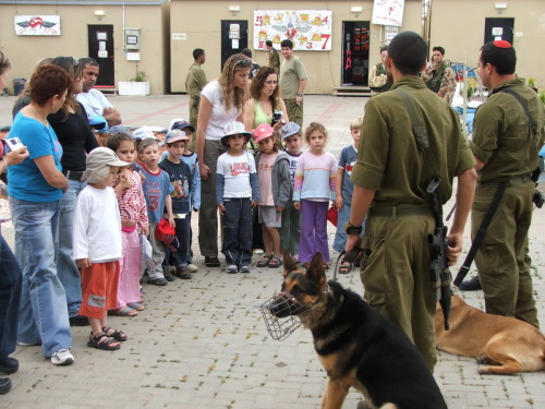 964_חינוך - ביקור גן שיטה בבסיס צבאי - 2005 - 300.JPG