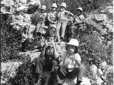קבוצת שקד - 115. גיא ורועי בארוחת הבוקר  מבצר הונין במרגליות.jpg