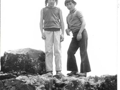קבוצת שקד - 128. רקפת ורונית בתל חצור 1974.jpg