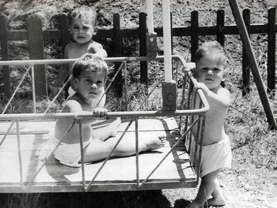 10. אלבום 32 אירועים שונים -  קבוצת צבר 1965 מימין גיל לוטנר, עינת דהאן, עמי ילינק.jpg