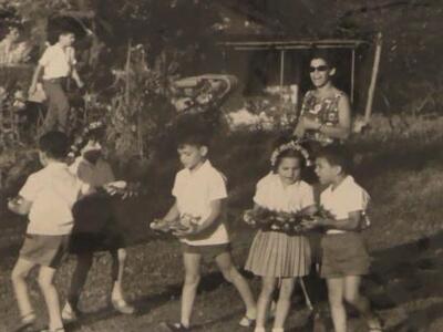 10133_אלבום 34 - שלמה קוגל 84. שבועות 1965. מימין. אייל זהבי_ תמר רינגוולד וירון ויינמן. מאחור תמר לוי המורה..JPG
