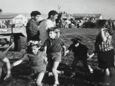 10456_350. חג השבועות 1966-ברקע בית מרים גרצר בבנייה.JPG