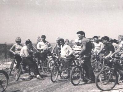 11127_109._רוני וונש יואב שהם אמנון ארבל מורדכי פימנטל דני רינגל גאולה מרוק אחי בר לוי רעיה שלחטיול_אופנים_-1965- .jpg