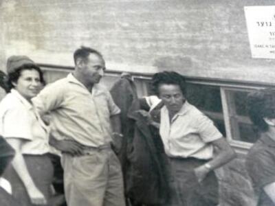 11133_115._בטיול_לנגב-מימין_פרומט_עמידור__לילו_והרמן_טל__לילו_כהן-טיול לנגב 1966- .jpg