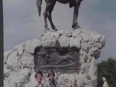 11827_78.טובה נועם ומרגלית אדן ליד פסל אלכסנדר זייד.jpg