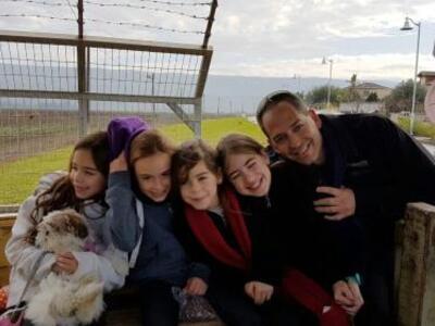 12040_דרור שלזינגר והבנות.jpg