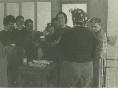 1267_אנשים - חיי יומיום - צולם לתערוכת חג העשרים - 1960 - _ רוזין_רותי זהבי_ אמא הרץ _ מרגלית אדן_ לאה נ_  -  פתיחת המתפרה .JPG